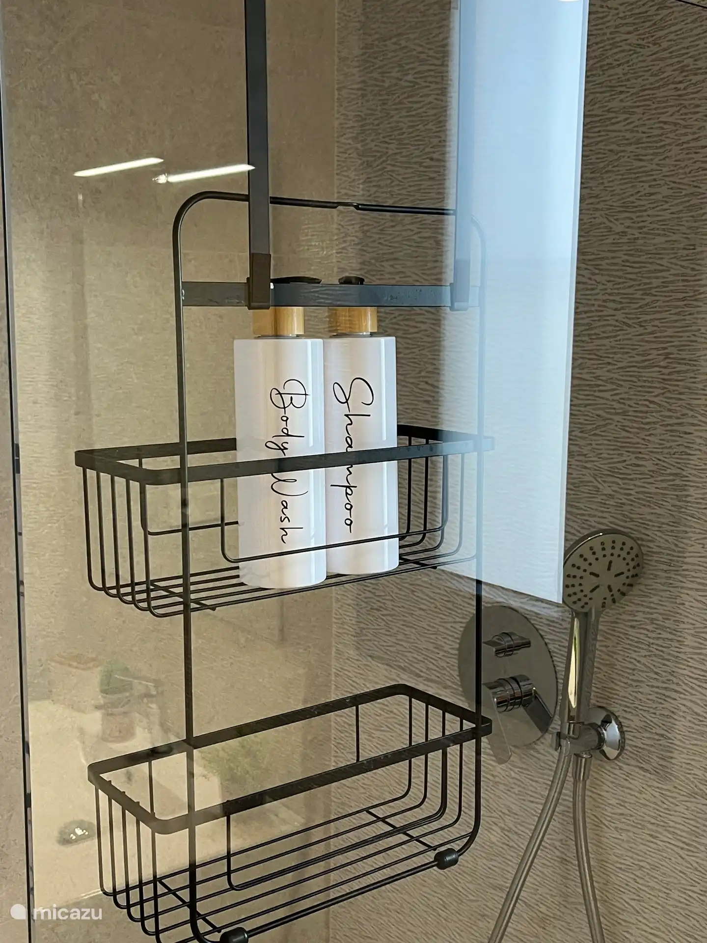 Gel douche et shampoing disponibles dans chaque salle de bains