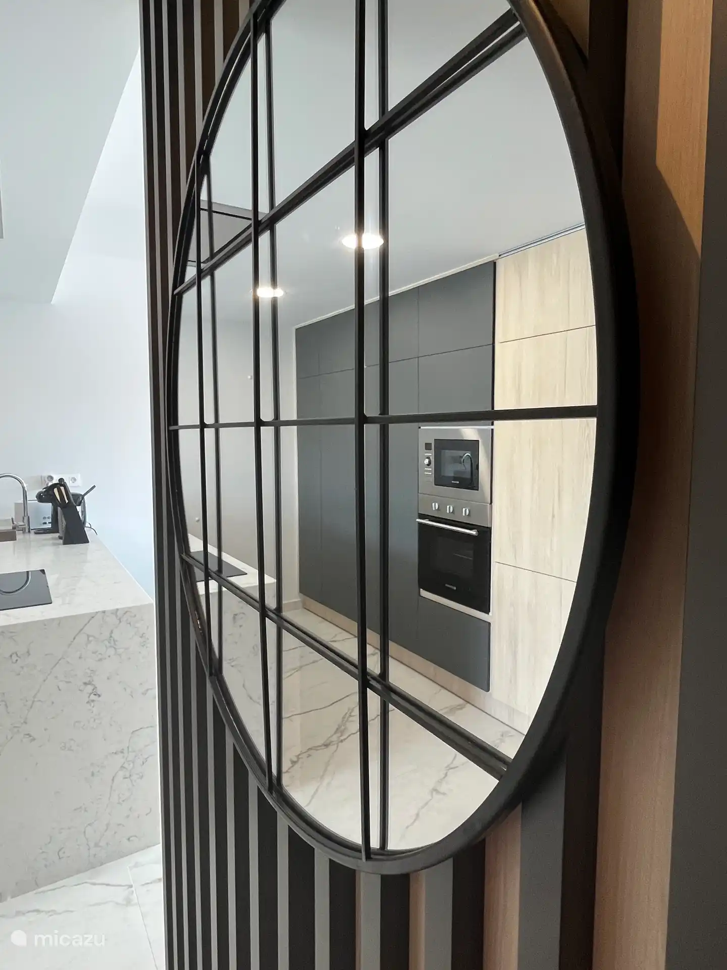 Entrée miroir avec vue sur la cuisine