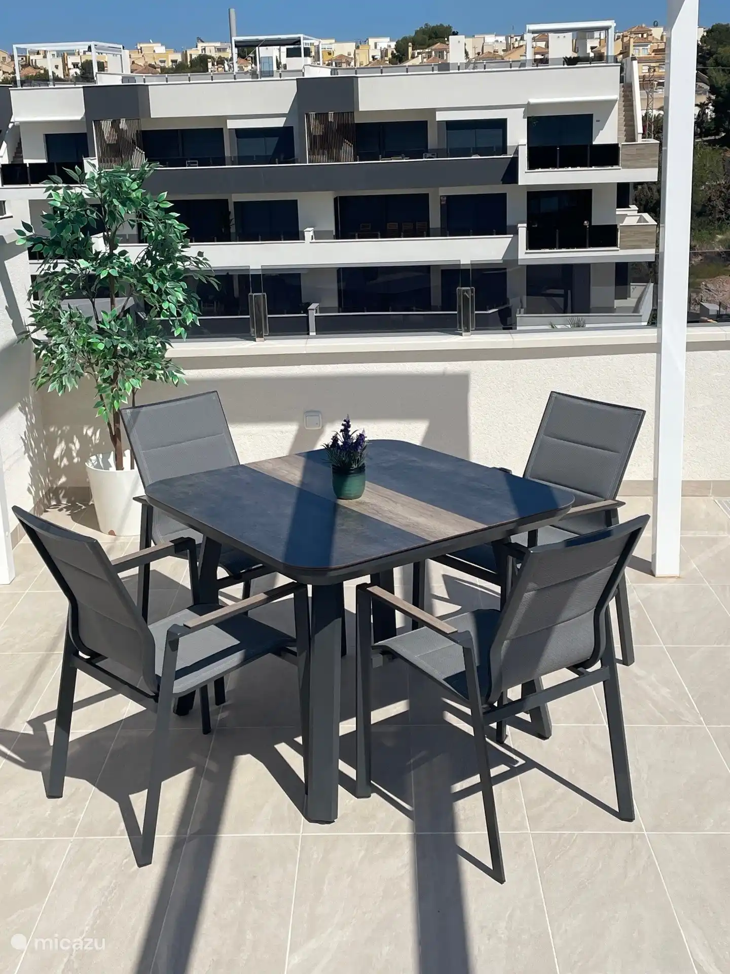 Mesa de comedor en la azotea