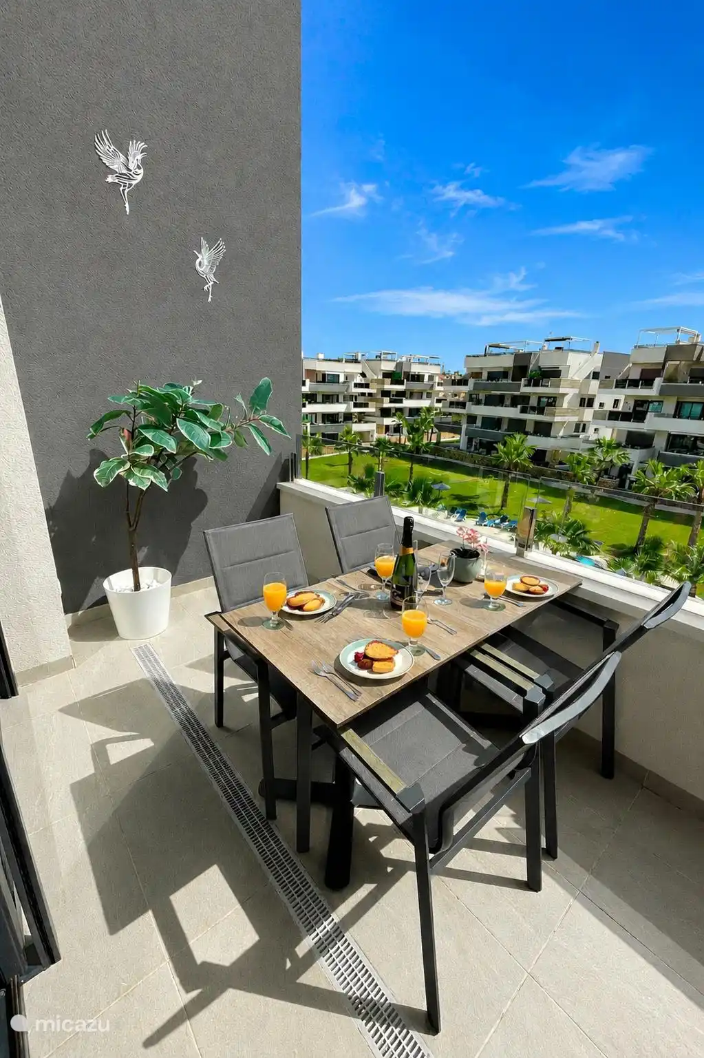 Desayuno con vistas a la piscina