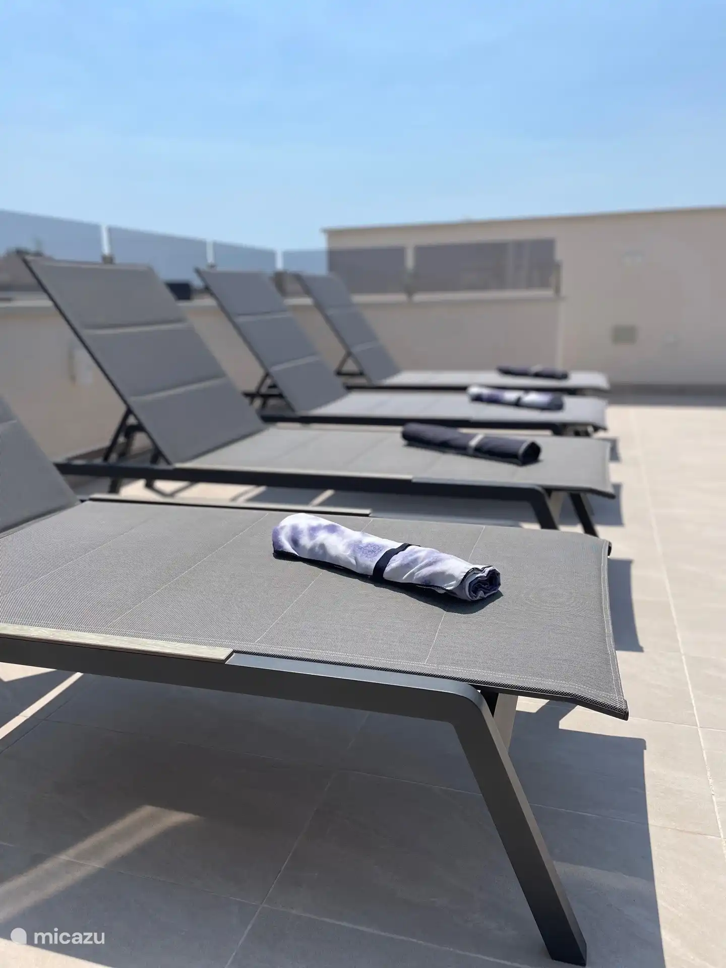 Chaises longues sur le toit-terrasse