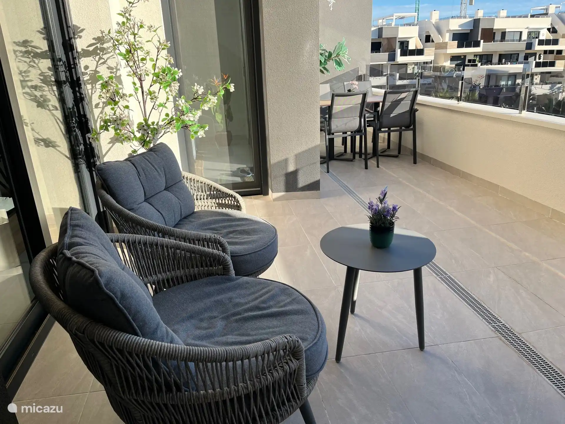 Salon et espace petit-déjeuner sur le balcon