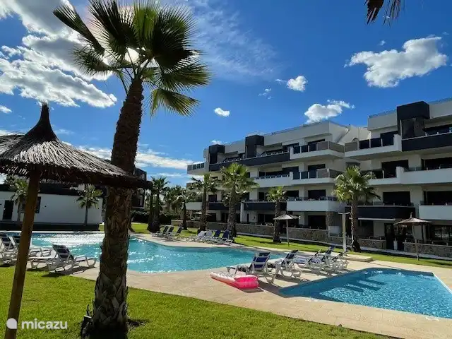 Vue sur la piscine de l’appartement 