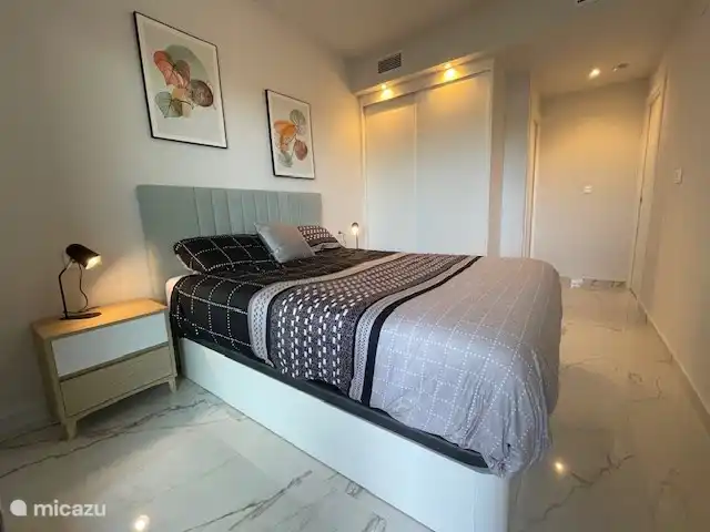 Chambre principale avec armoire intégrée