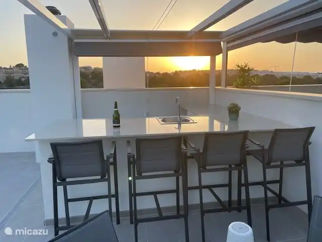 Cuisine extérieure avec vue sur le soleil couchant