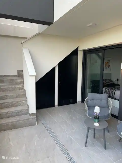 Vue de l’escalier menant à la terrasse sur le toit et à la buanderie fermée