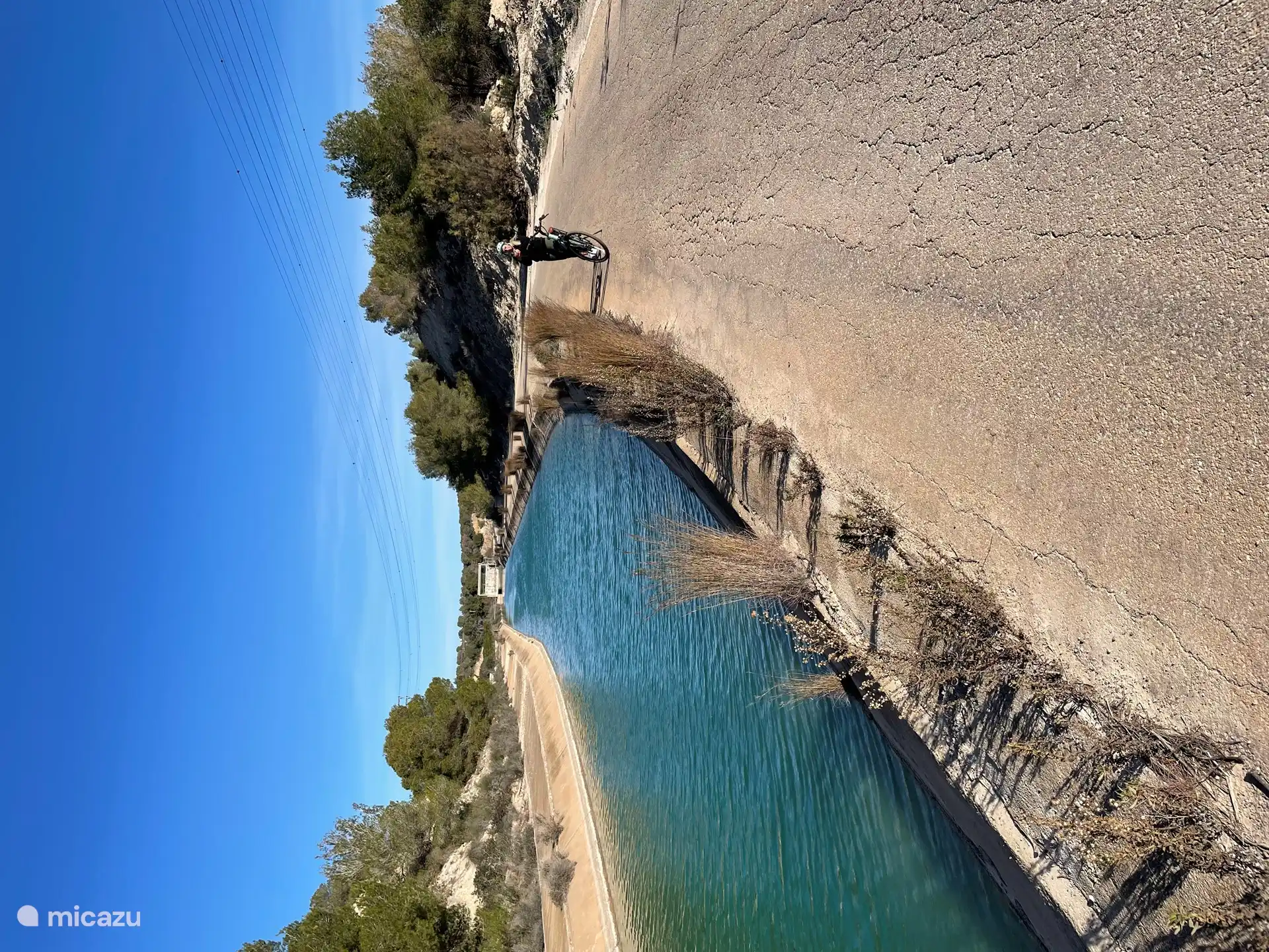 Piste cyclable le long du canal