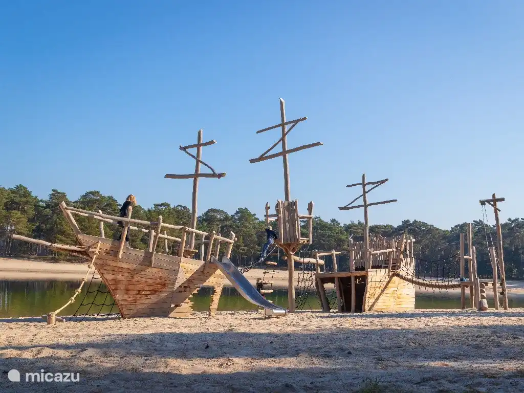Kinder spielen schön.