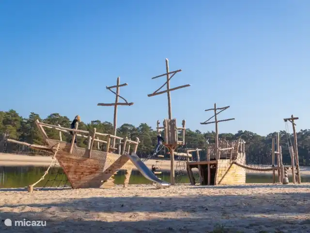 Heigraaf Woudenberg | Pays-Bas, Utrecht, Woudenberg - chalet Les enfants jouent gentiment.