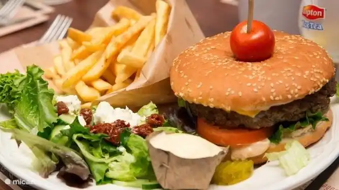 Essen Sie in einem Teil des Parks.