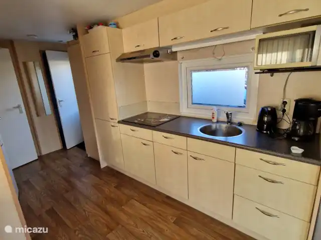 Heigraaf Woudenberg | Pays-Bas, Utrecht, Woudenberg - chalet Cuisine avec micro-ondes, bouilloire, cafetière, plaque de cuisson.