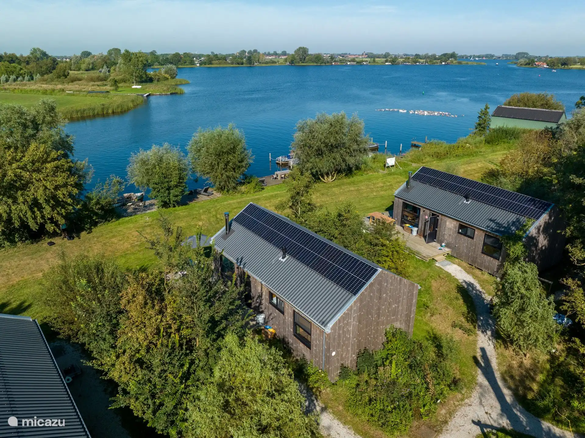 Luchtfoto van de lodge aan het water