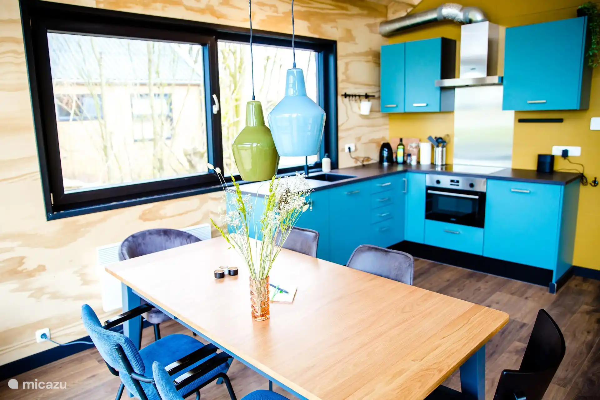 Eettafel bij het raam met uitzicht over het weiland