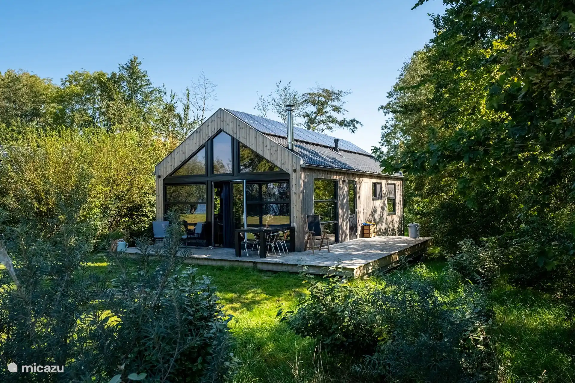 De lodge gezien vanaf de tuin