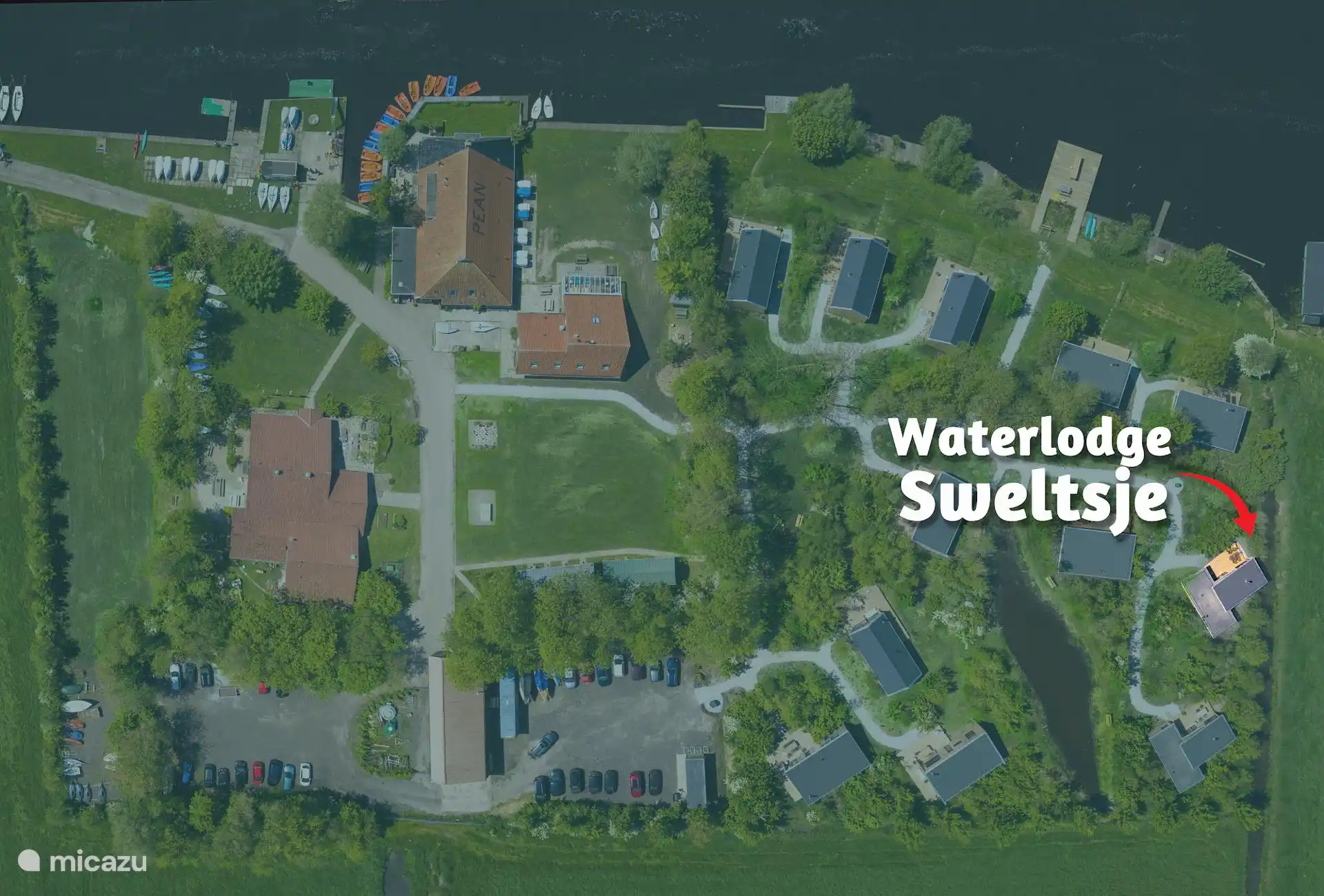 Luchtfoto van het park Pean-buiten in Akkrum, met de locatie van Waterlodge Sweltsje aangegeven.