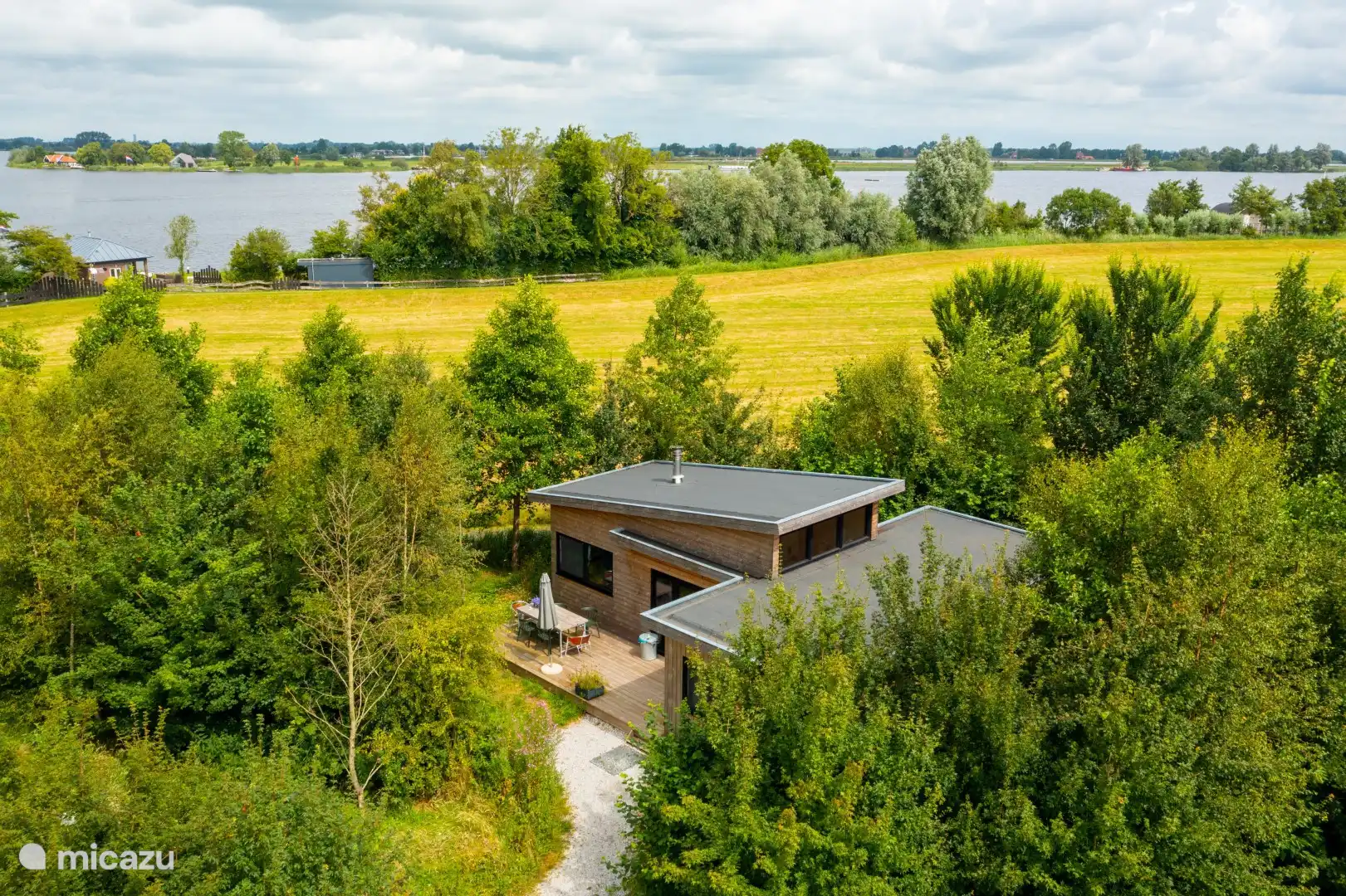 Luchtfoto van Waterlodge Sweltsje, omringd door groen aan het water.