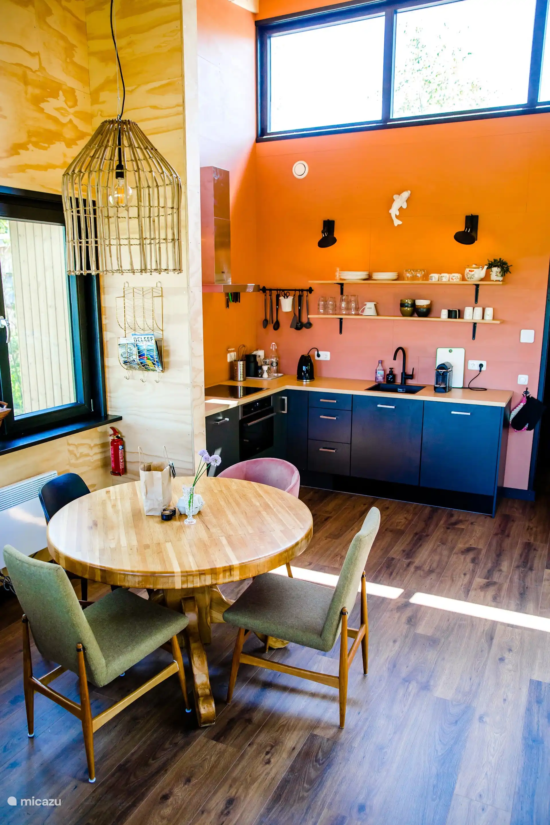 Open keuken met eettafel, ideaal om samen te koken en te eten tijdens je verblijf.