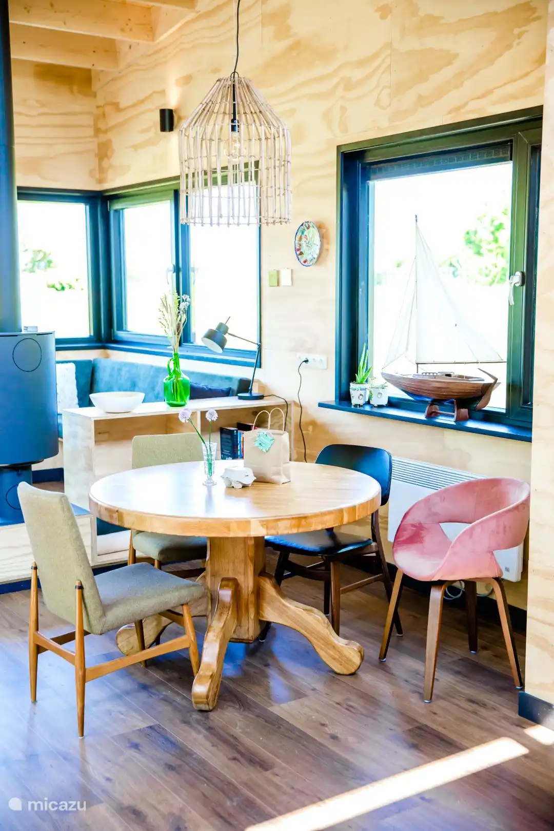Ronde eettafel bij het raam