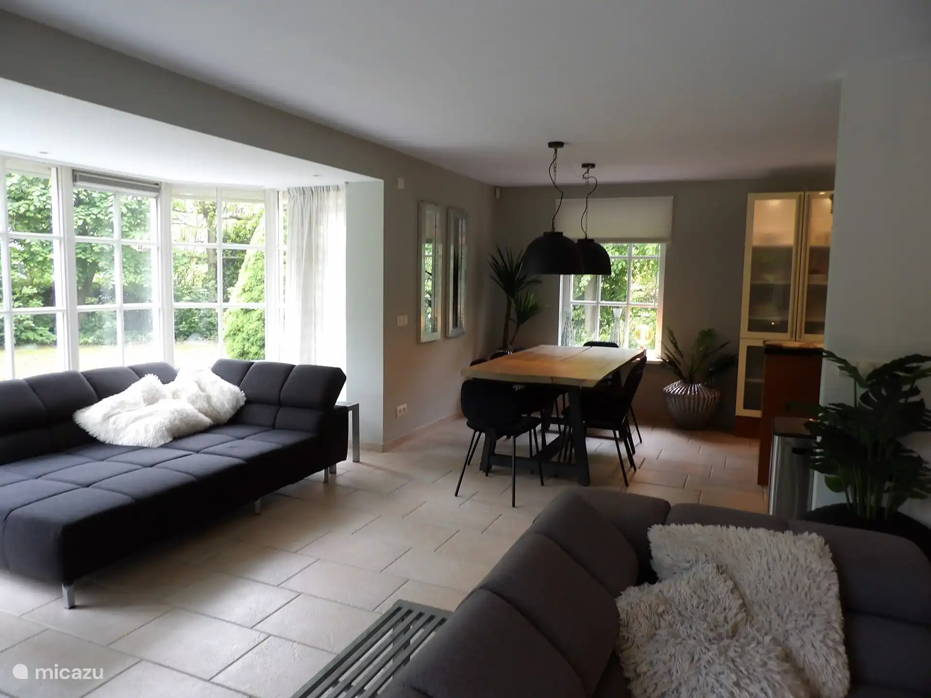 Wohnzimmer & Esstisch