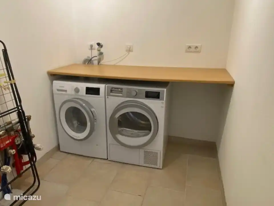 Separater Raum mit Waschmaschine und Trockner