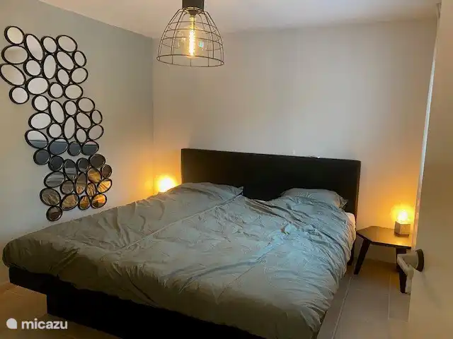 Schlafzimmer im Erdgeschoss mit großem Wasserbett