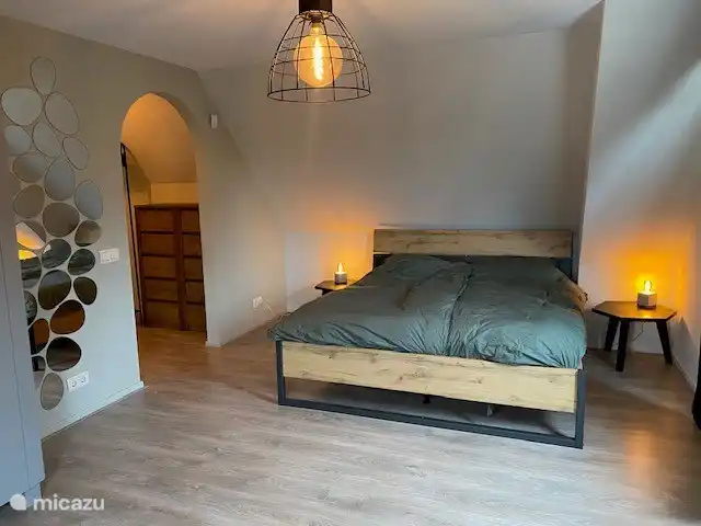 Schlafzimmer mit Balkon im 1. OG