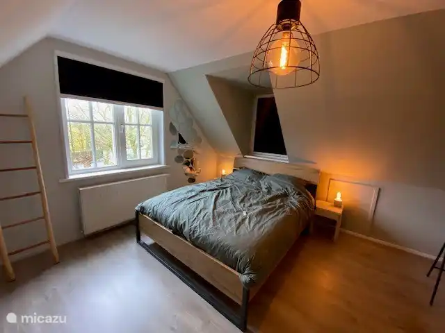 Schlafzimmer 1. OG inkl. Waschbecken