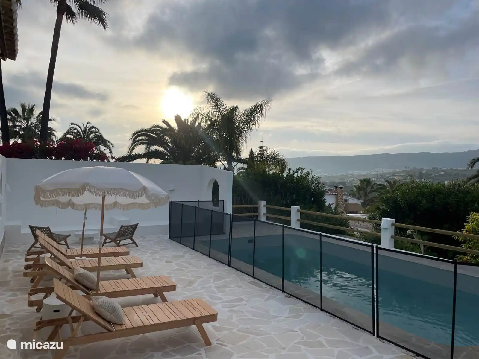 Es gibt einen speziellen Zaun, um den Pool für Kinder abzuschließen.