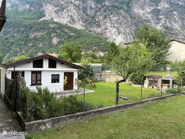 geschakelde woning huren in Italië, Comomeer, Novate Mezzola – Casa della Mamma omheinde tuin