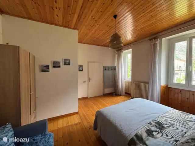 geschakelde woning huren in Italië, Comomeer, Novate Mezzola – Casa della Mamma grote slaapkamer met eigen wasbak en toilet
