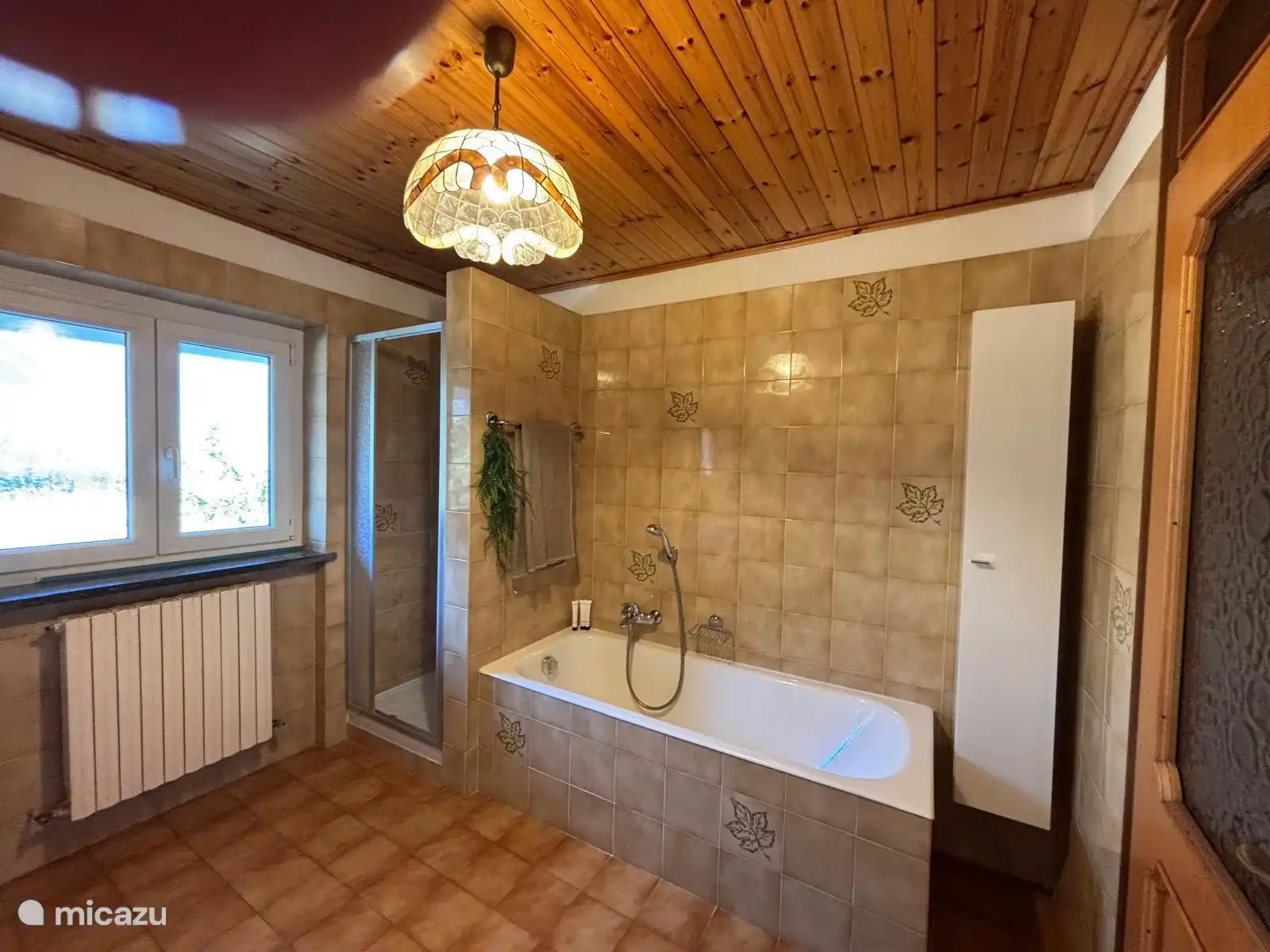 Cuarto de baño con bañera y ducha