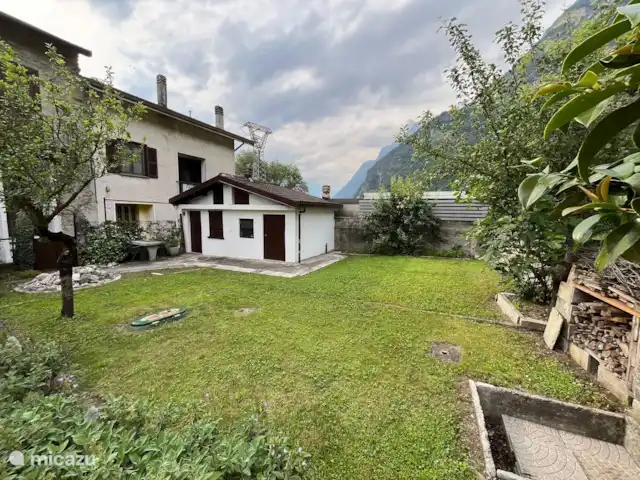 geschakelde woning huren in Italië, Comomeer, Novate Mezzola – Casa della Mamma omheinde tuin