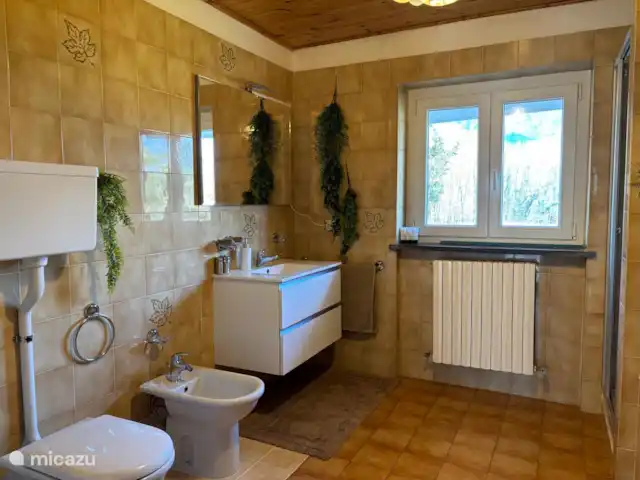 geschakelde woning huren in Italië, Comomeer, Novate Mezzola – Casa della Mamma badkamer