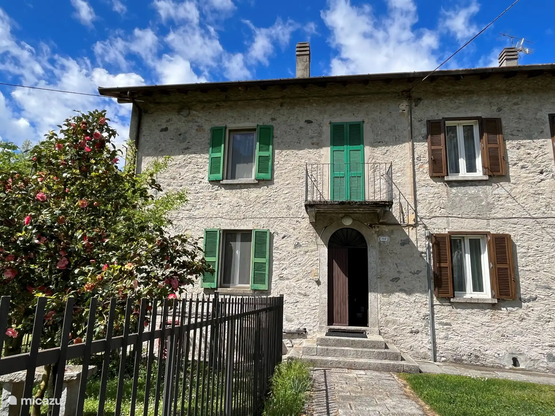 casa paredada en Lago de Como, Italia – Casa della Mamma