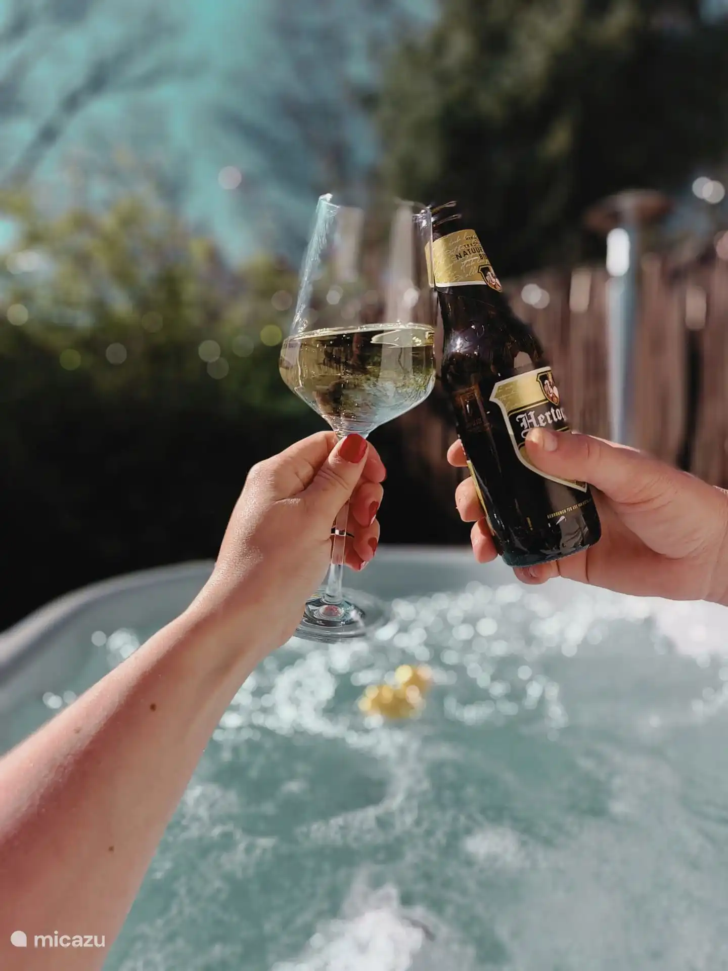 Prost. Genießen Sie die Blasen in unserem Whirlpool