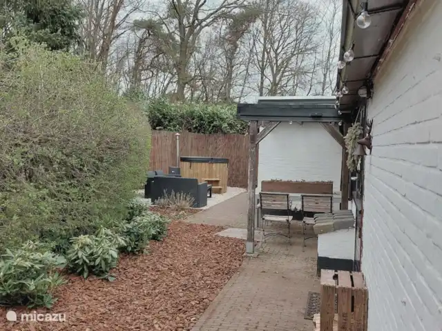 Oudveluwe - cabaña - bosque en Países Bajos, Güeldres, Voorthuizen - casa vacacional La parte trasera de la casa con vistas a la bañera de hidromasaje