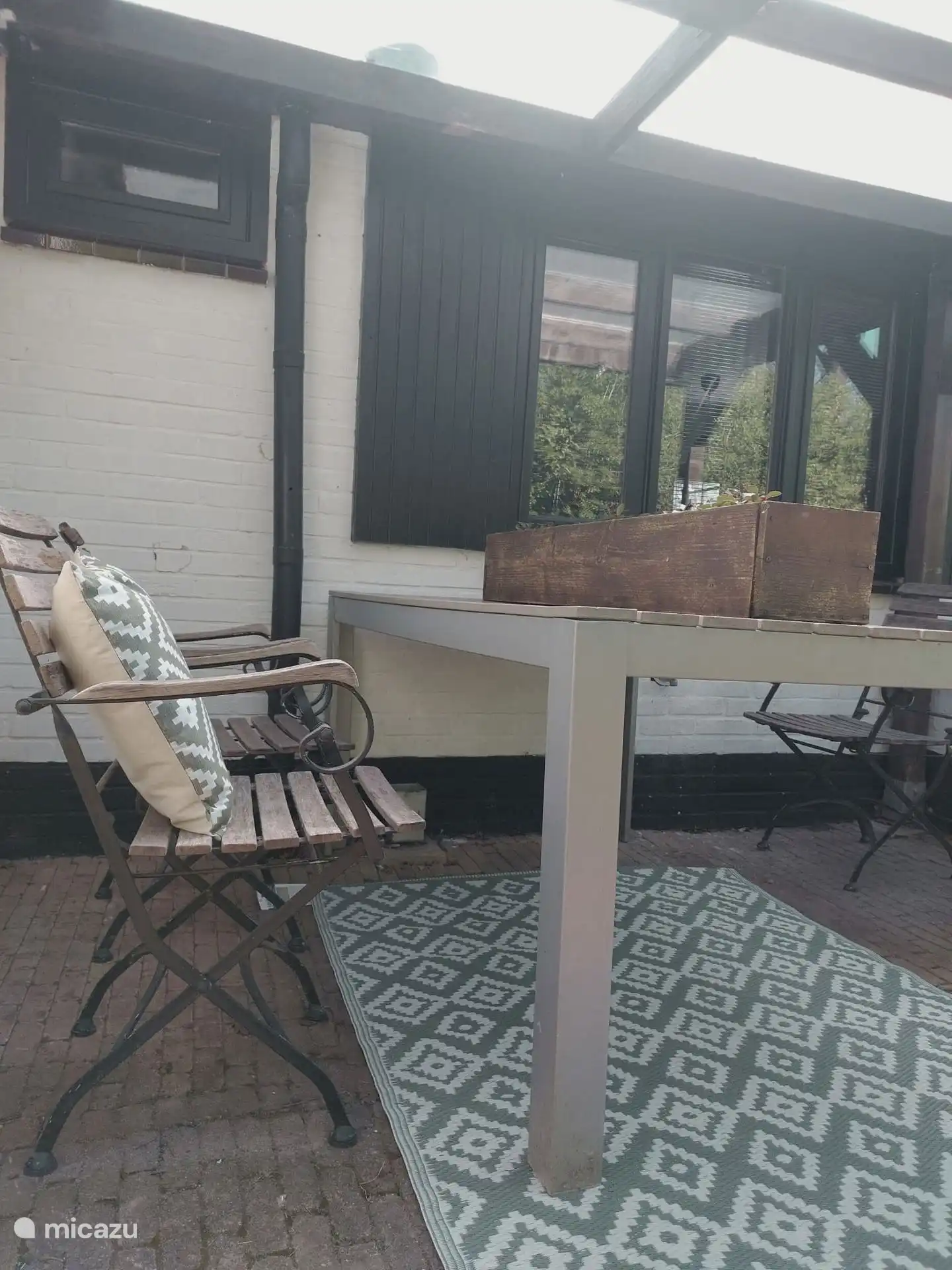 Der überdachte Sitzbereich auf der Rückseite des Ferienhauses. Herrlich ruhig!