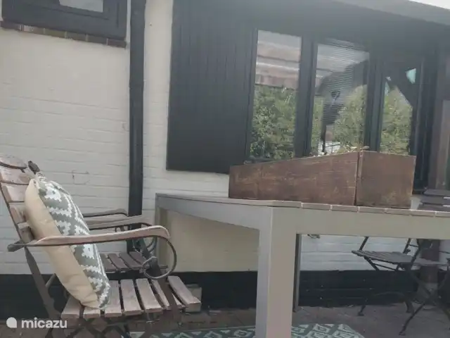 Oudveluwe - cabaña - bosque en Países Bajos, Güeldres, Voorthuizen - casa vacacional La zona de estar cubierta en la parte trasera de la cabaña. ¡Maravillosamente tranquilo!