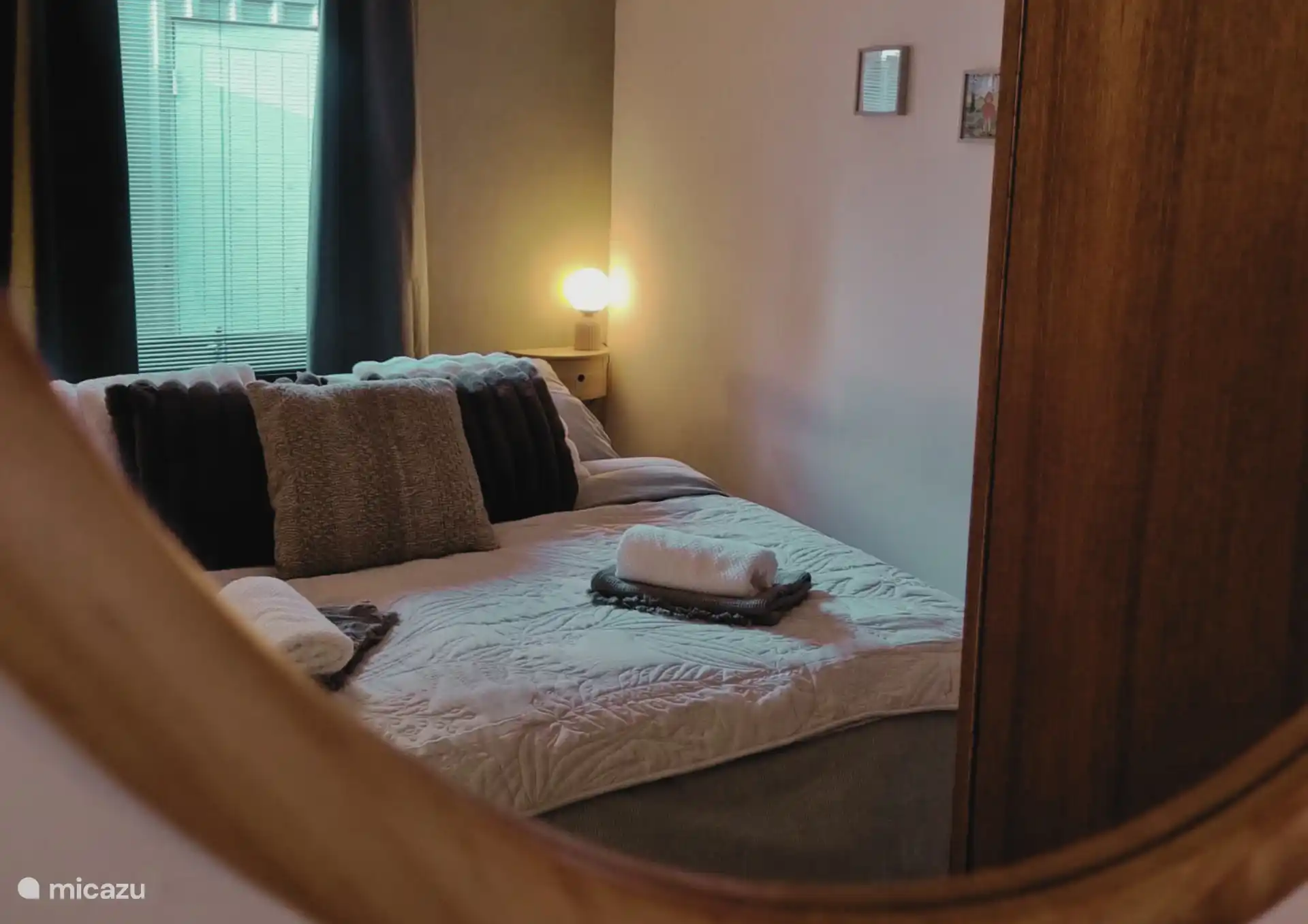 Hauptschlafzimmer vom Spiegel aus 