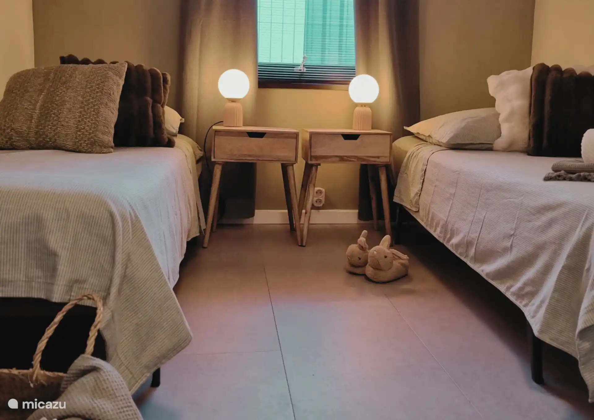 Das kleine Zimmer mit 2 Einzelbetten, ordentlich bezogen