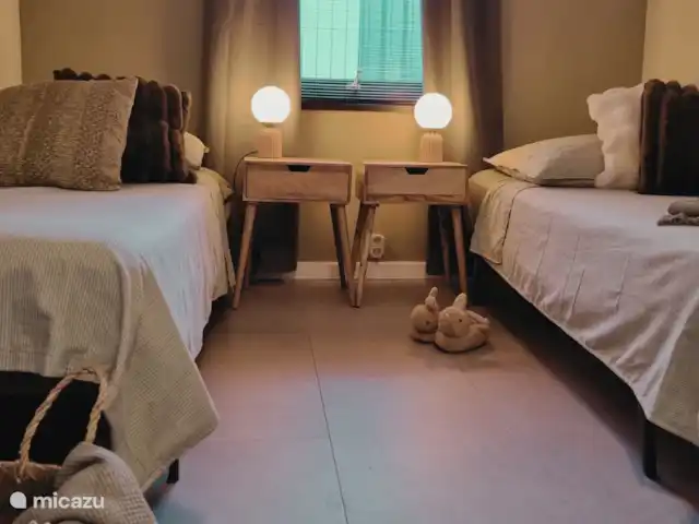 Oudveluwe - cabaña - bosque en Países Bajos, Güeldres, Voorthuizen - casa vacacional La pequeña habitación con 2 camas individuales cuidadosamente hechas