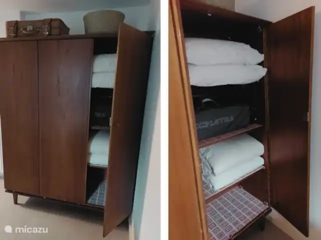 Oudveluwe - cabaña - bosque en Países Bajos, Güeldres, Voorthuizen - casa vacacional El gran armario del dormitorio principal tiene ropa de cama adicional