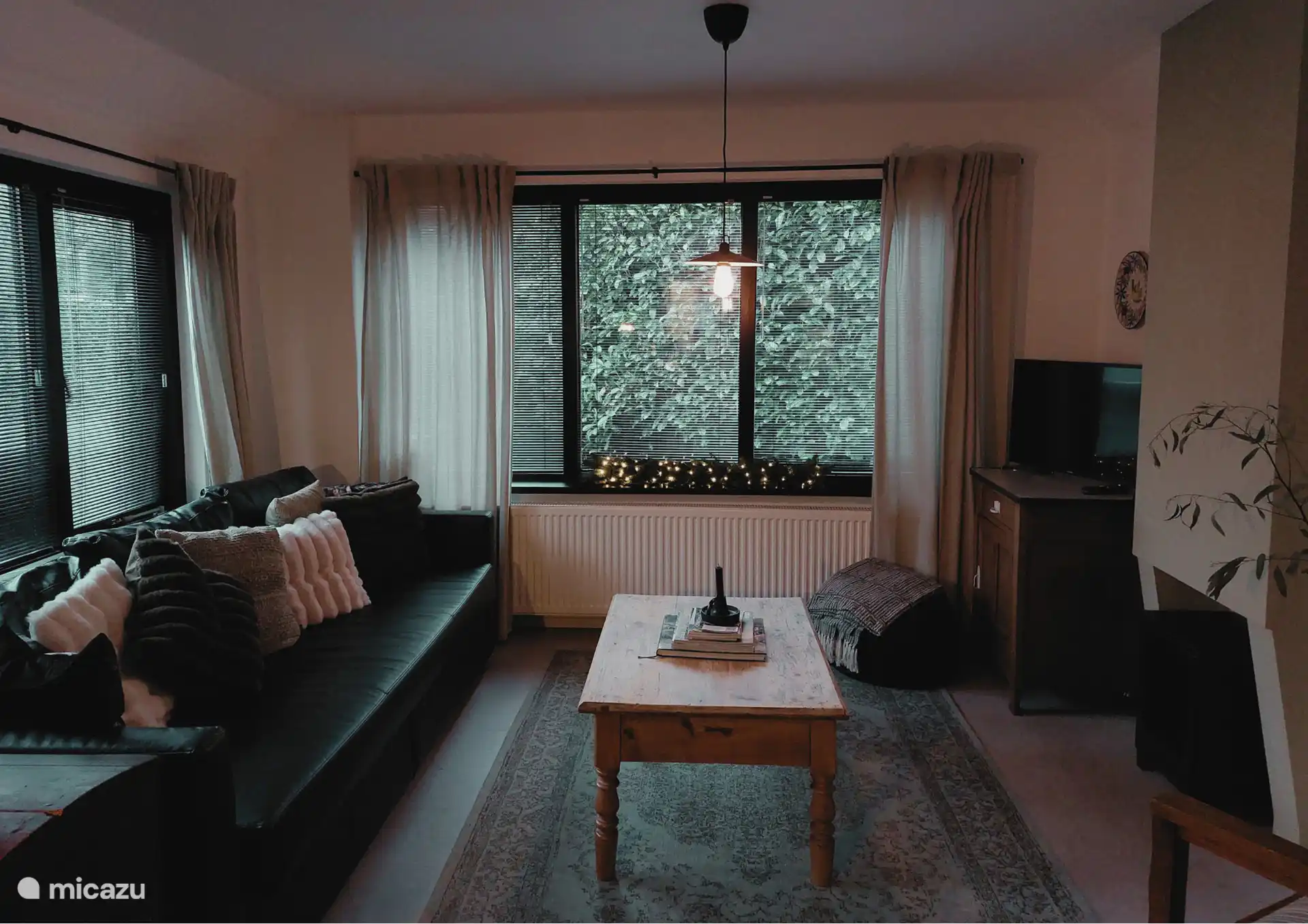 Beim Eintreten blickt man nach rechts auf das gemütliche Zimmer