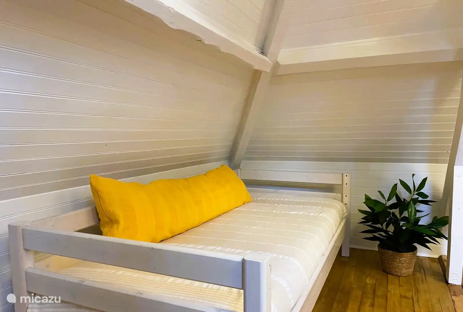 Op de zolder staat een extra bed van 200x90