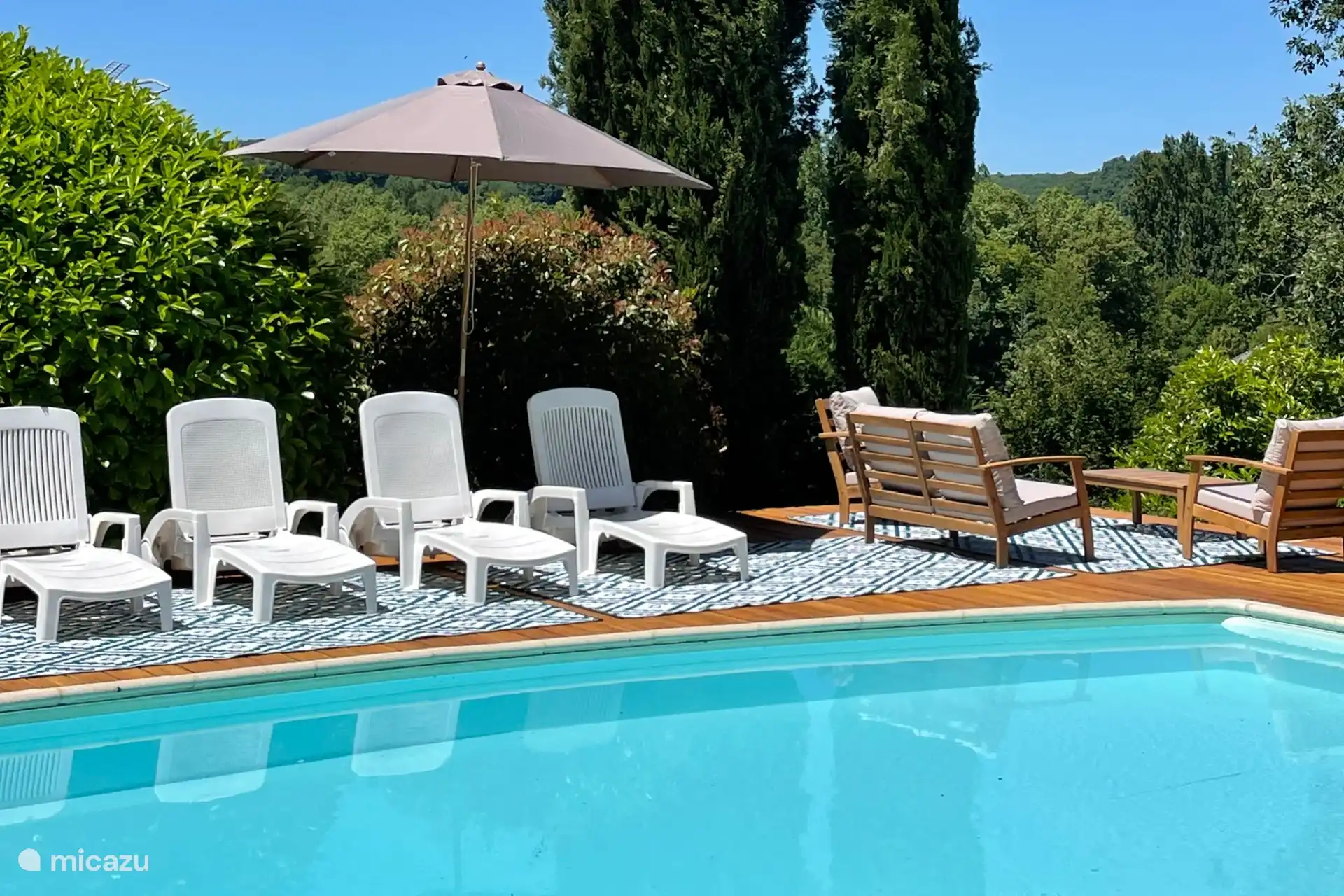 Heerlijk privé zwembad en terras met uitzicht over de vallei