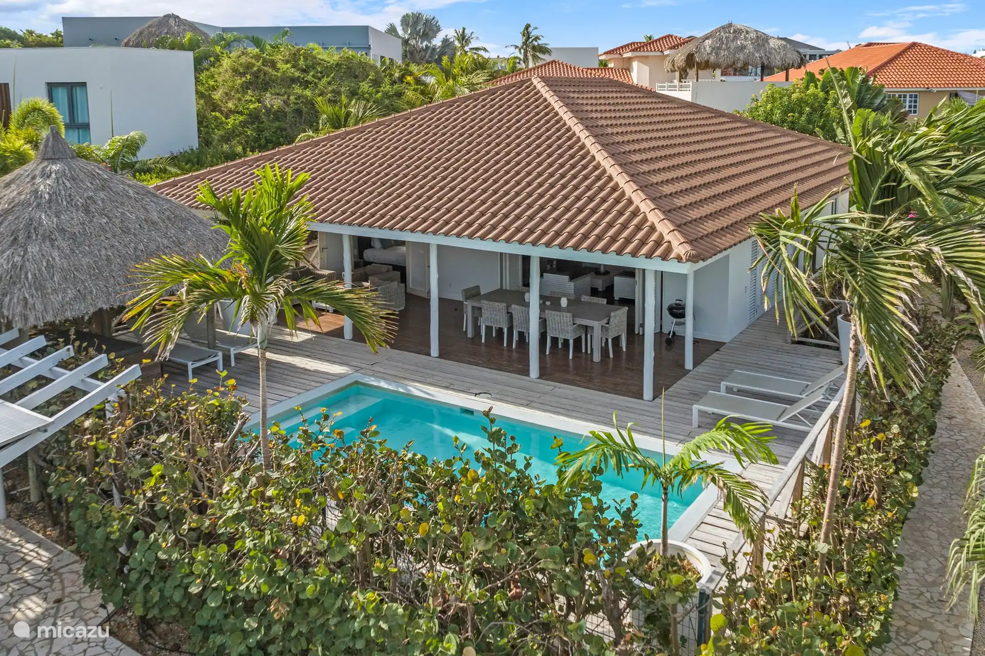 Schöne tropische Villa in schöner Lage in der Nähe des Strandes Jan Thiel. 