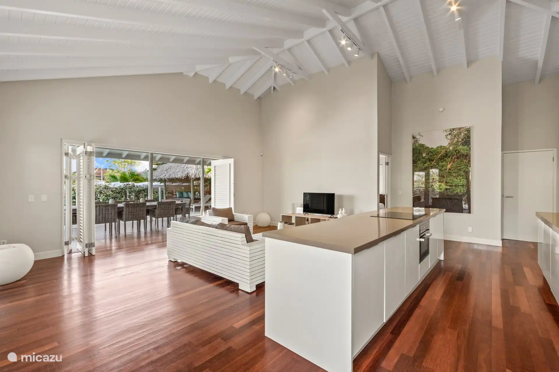 Ein geräumiges Wohnzimmer mit Terrassentüren zur Terrasse. 