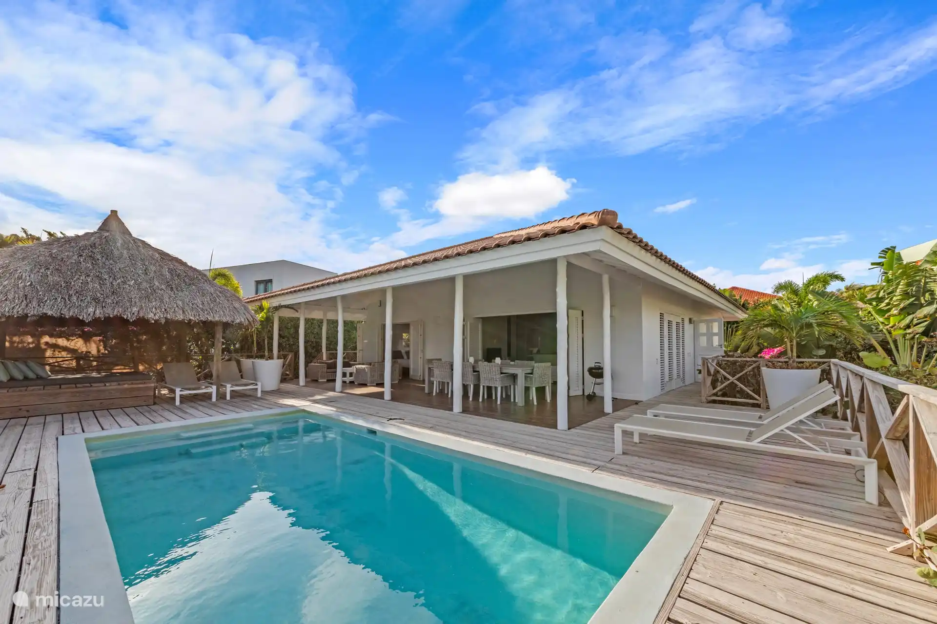 Es gibt Sonnenliegen am Pool