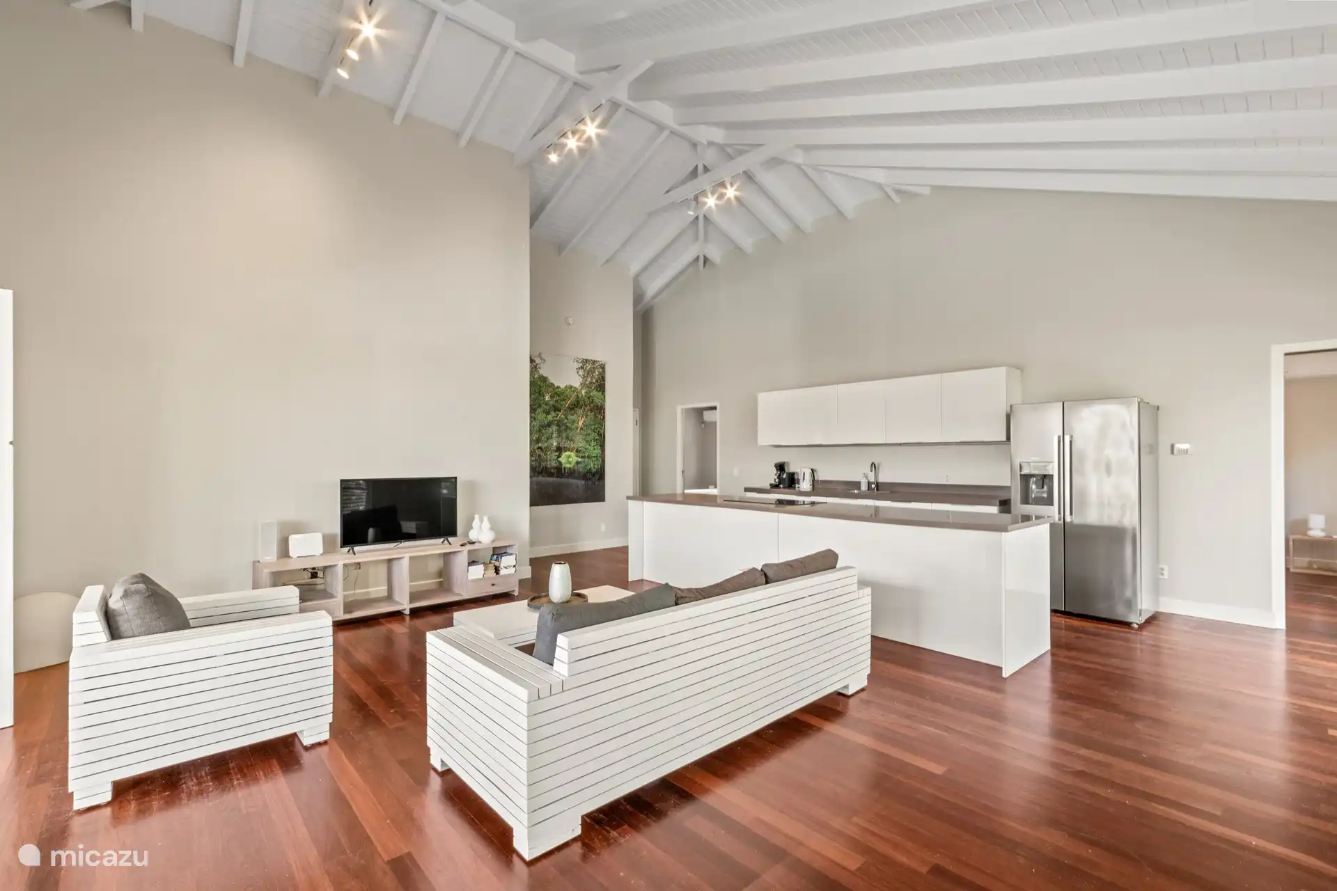 Wohnzimmer mit TV mit niederländischen Kanälen