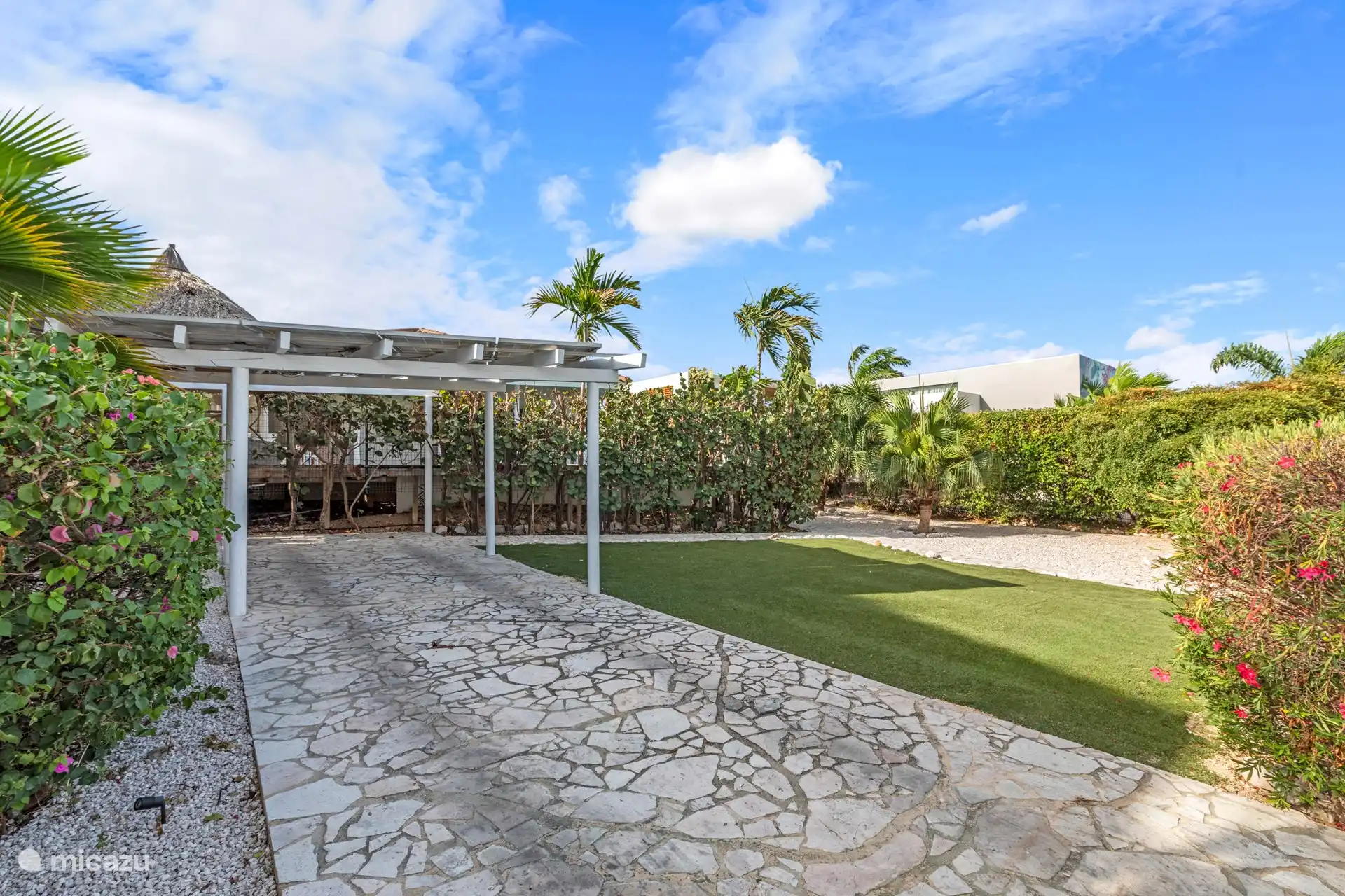 Das Auto kann vor Ort geparkt und überdacht werden. 